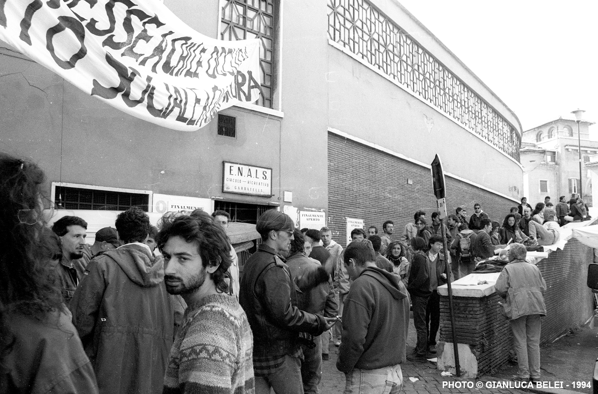 8 ottobre 1994. L'0ccupazione dei locali sotto all'ex mercato coperto di Garbatella. Nascita del C.S.O.A. (Centro Sociale Occupato Autogestito) La Strada. Roma. Foto di Gianluca Belei.