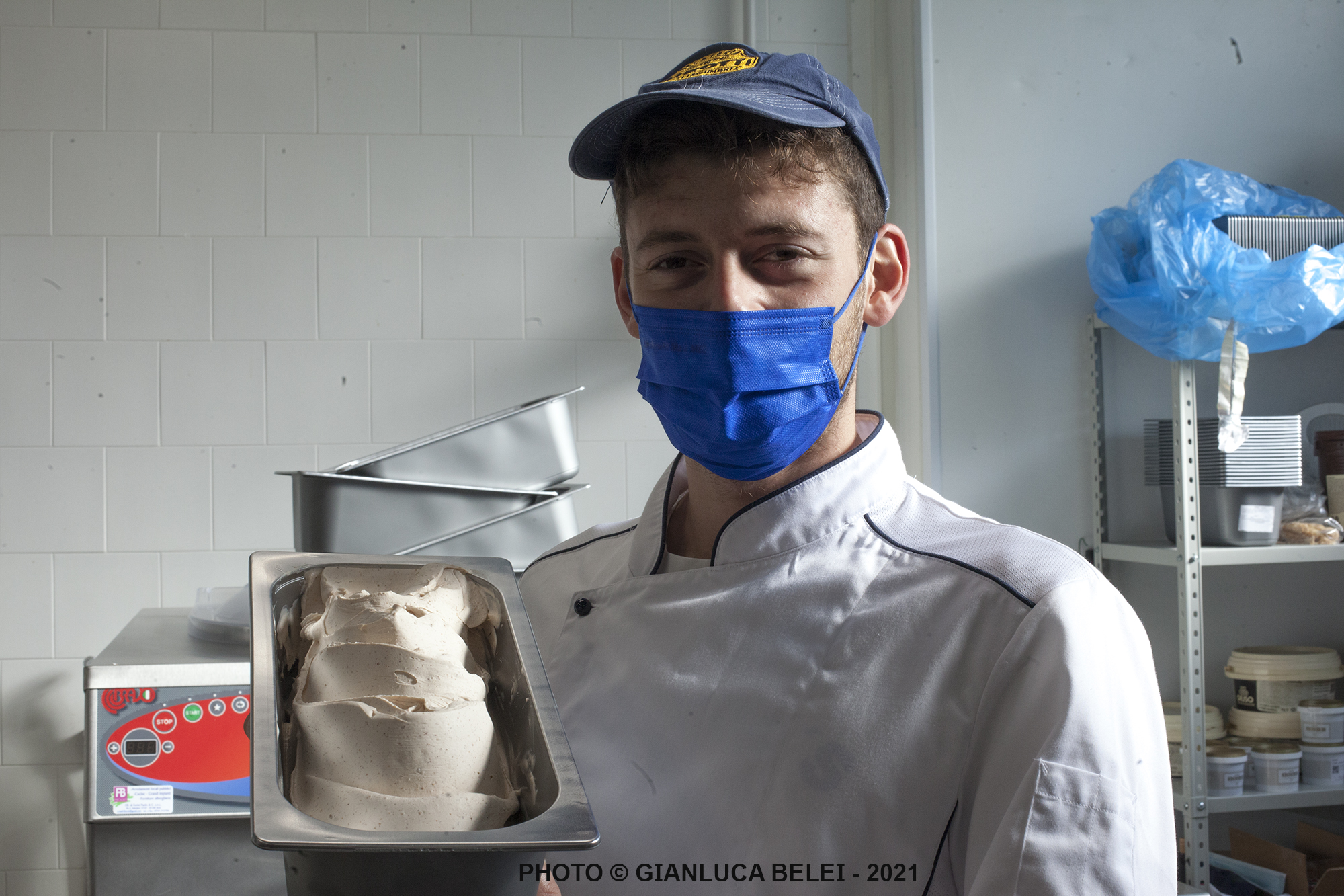 La produzione del gelato artigianale all'interno del laboratorio.